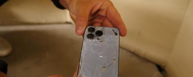 苹果手机外屏玻璃碎了的修理方法（解决苹果手机外屏玻璃碎裂问题的有效方法与技巧）
