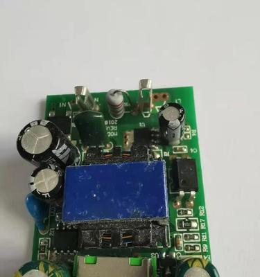 充电器插入电源冒火星的主要因素（了解并避免充电器插入电源冒火星的危险）