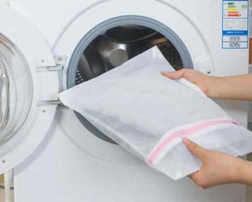 如何正确清洗洗衣机塑料瓶（简单易行的清洁方法）