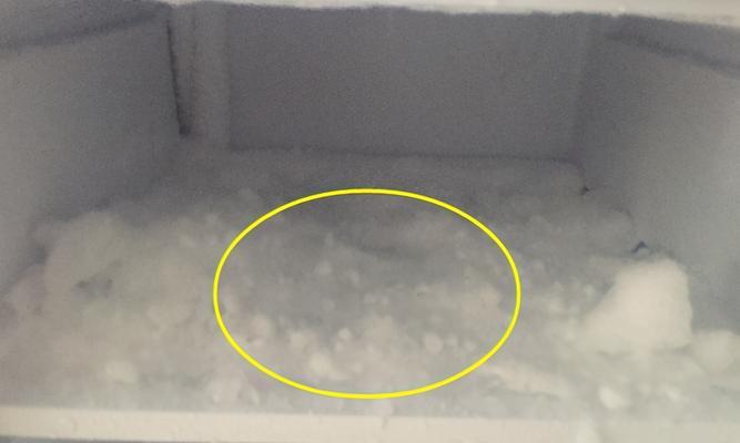 解决冰柜底部结冰问题的实用方法（有效避免冰柜底部结冰）
