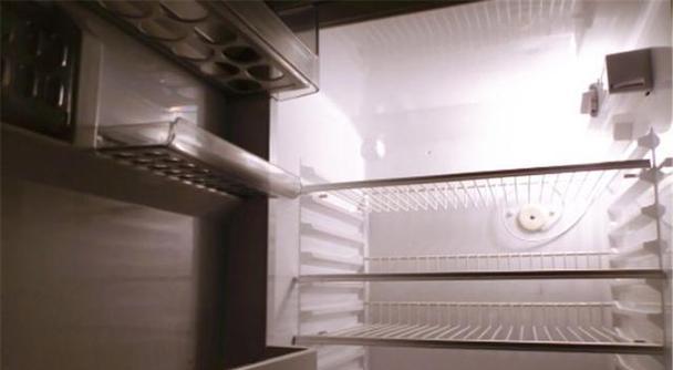 解决冰柜漏水问题的有效方法（应对冰柜底部漏水情况）