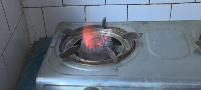 燃气灶表面发热漏气修复方法（详解燃气灶表面发热漏气的原因和修复步骤）