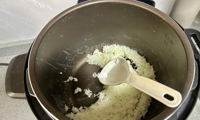 电饭煲的锅巴制作方法及应用（用电饭煲烹饪出香脆美味的锅巴）