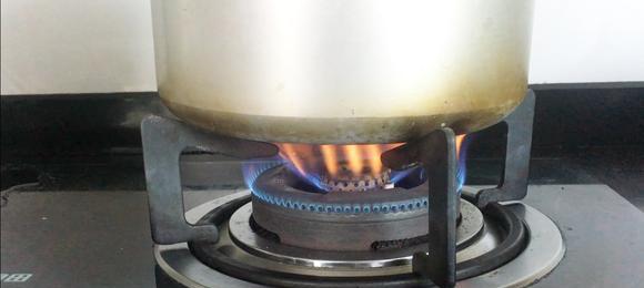 燃气灶起红火的处理方法（掌握燃气灶起红火的技巧）