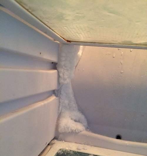 解决冰箱积水问题的有效方法（如何防止冰箱顶部结冰）
