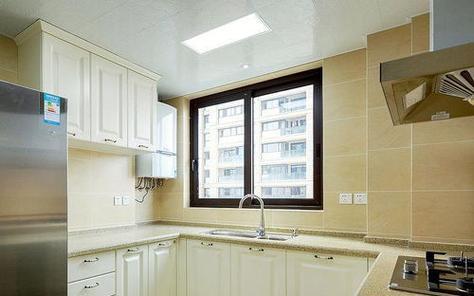 优化厨房布局，合理安排灶台和冰箱对面的摆放（创造便捷的烹饪环境）