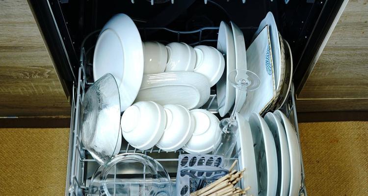 洗碗机玻璃杯发白的原因及处理方法（为您解析洗碗机对玻璃杯的影响及相应应对策略）