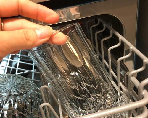 洗碗机玻璃杯发白的原因及处理方法（为您解析洗碗机对玻璃杯的影响及相应应对策略）