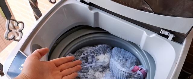 洗衣机卡住的解决方法（以洗衣机下面卡住怎么办）