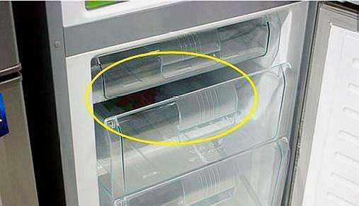 冰箱后面小孔漏水的修理方法（解决冰箱后面小孔漏水问题的实用技巧）