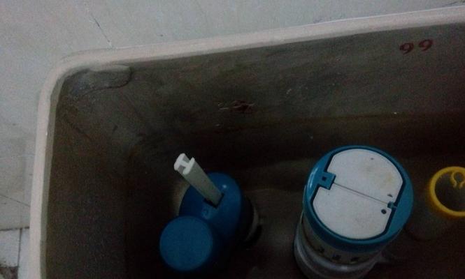 安华马桶水箱漏水原因及检修方法（解决马桶水箱漏水问题的关键点）