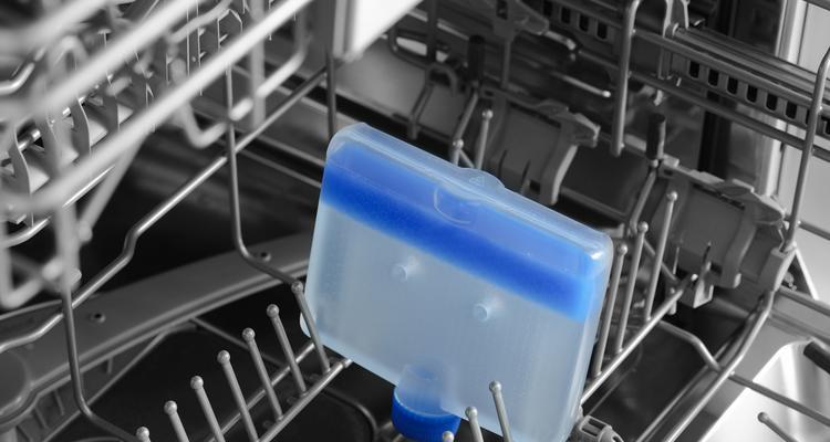 洗碗机除垢的方法——告别顽固污垢（学会这些技巧）