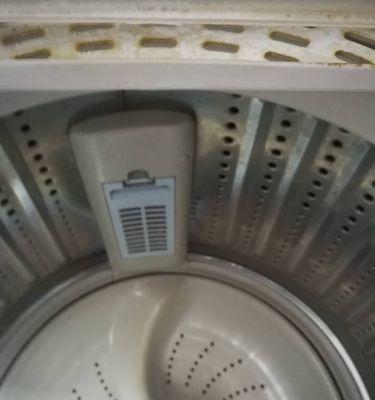 洗衣机清洗垃圾盒的简便方法（省时省力）