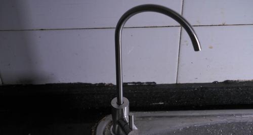 净水器出水口有个孔的解决方法（如何处理净水器出水口的问题）