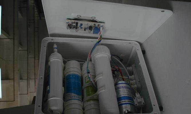 饮水机水管脱落的原因及修理方法（保证家庭饮用水安全的关键-修理饮水机水管脱落问题）