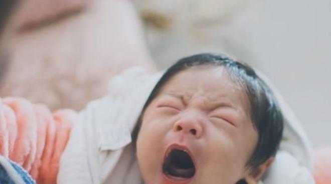 一个月的宝宝闹觉怎么办（宝宝闹觉和睡眠对宝宝健康的影响及解决方法）