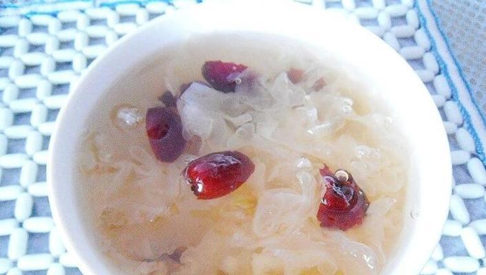 银耳汤隔夜可以喝吗有毒吗（了解银耳汤的健康特性及食用安全注意事项）