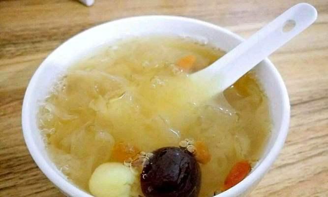 银耳汤隔夜可以喝吗有毒吗（了解银耳汤的健康特性及食用安全注意事项）