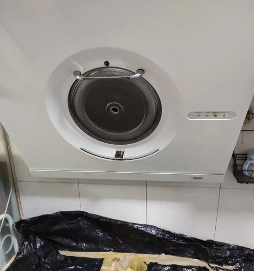 轻松清洁油烟机的方法与技巧（让你的厨房远离油烟困扰的秘籍）