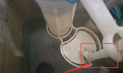 马桶冲水按钮卡住不回弹的解决方法（怎样处理马桶冲水按钮卡住的问题）