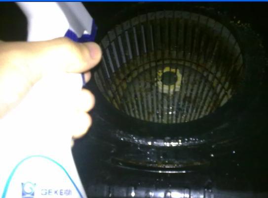 如何正确使用维修油烟机清洗液（清洗液的用途及注意事项）