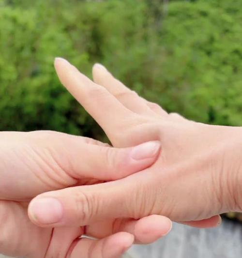 如何正确拿平板电脑以减少手部疲劳？