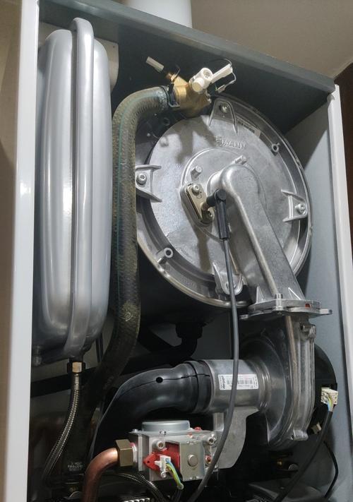 热水器下方的盖子如何拆卸？需要注意什么？