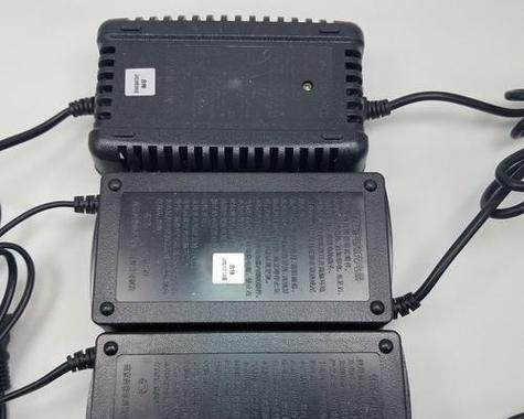 三个小孔的充电器是什么？这种充电器的正确名称是什么？