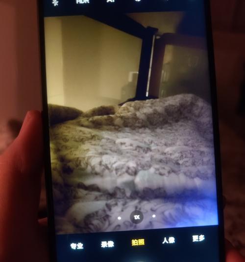 如何利用手机摄像头通过门缝进行观察？