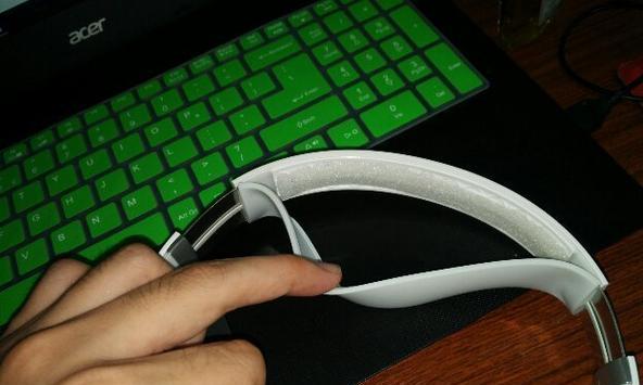 蓝牙耳机通话小孔打开方法是什么？